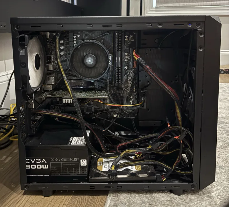 The fopsver host with its side panel off